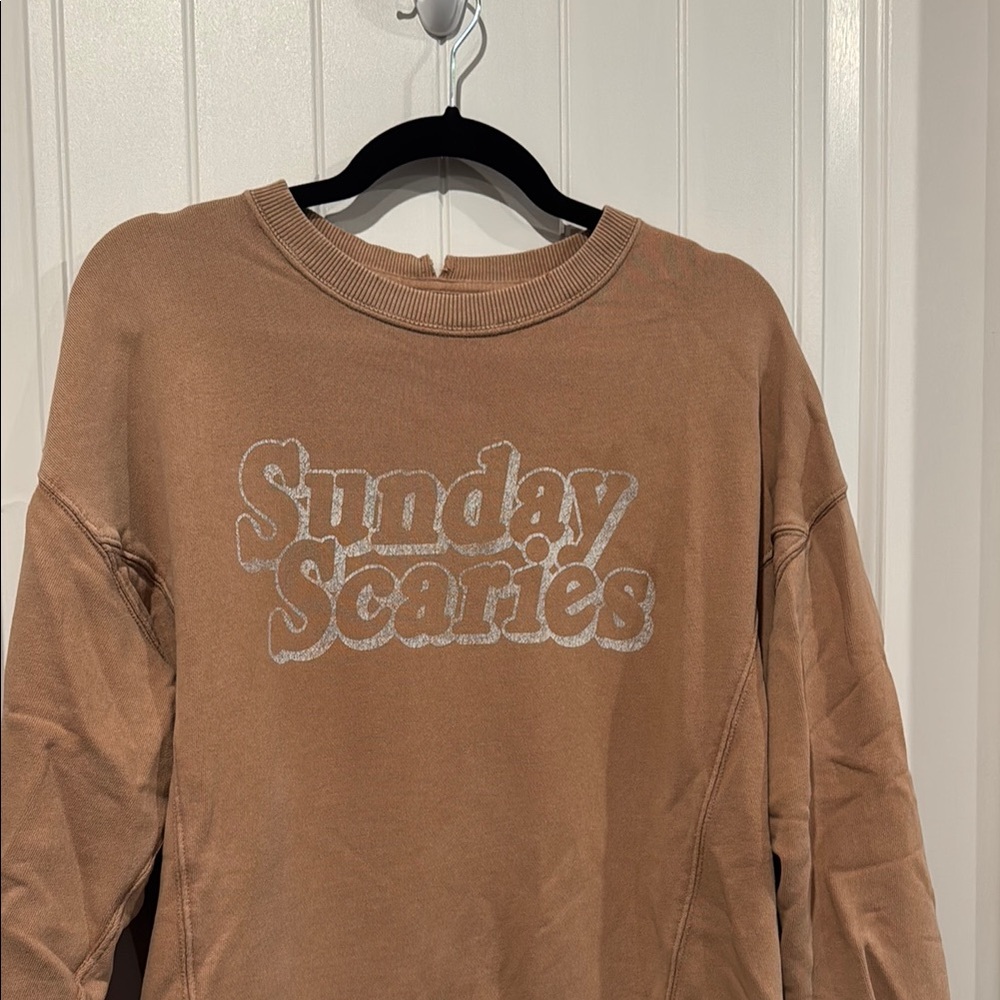 Graphic Sweatshirt "Sunday Scaries" in Camel